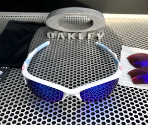 CHAQUETA OAKLEY MEDIA 2.0 | BLANCO PULIDO | AZUL HIELO POLARIZADO | OCP - Imagen 1 de 13