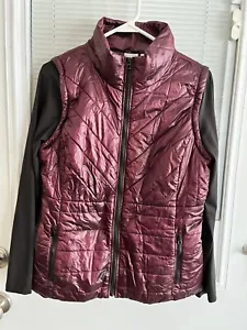 Chicos Vest Zenergy Puffy Burgundy Black Sleeves Sz 0 NWOT Zip Front & Pockets - Picture 1 of 5
