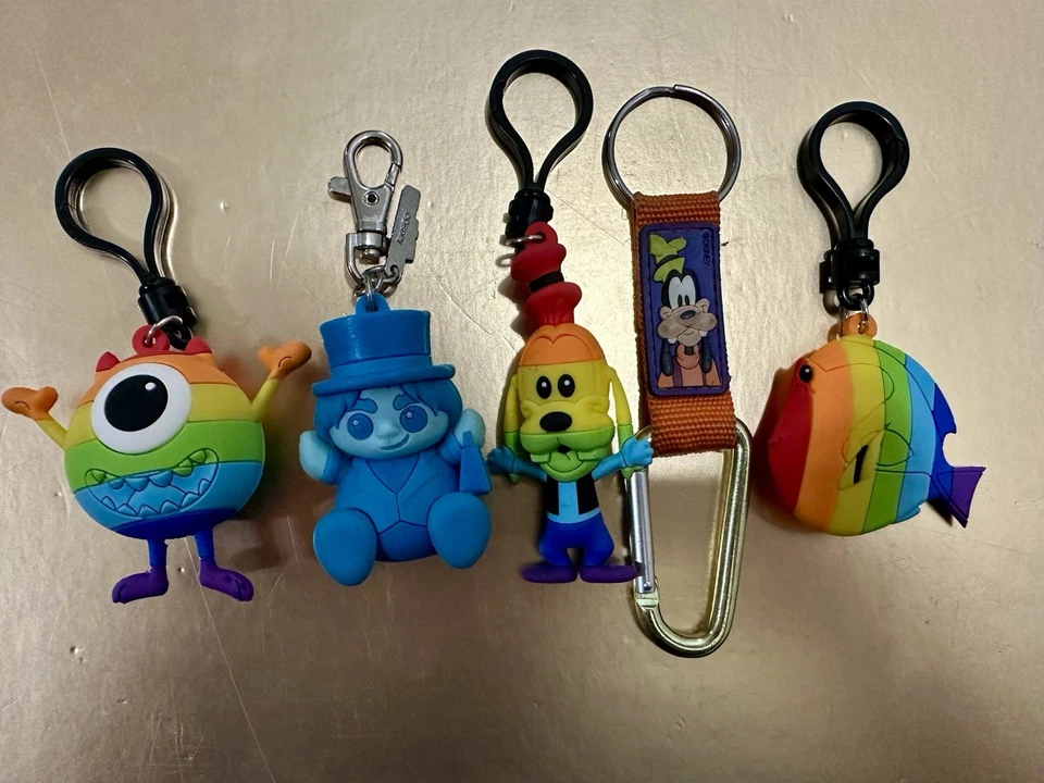 Lote de Cinco Llaveros Parques Disney Mansión Embrujada Goofy Nemo Monsters Inc Orgullo Foto 1 de 3
