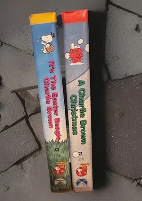 A Charlie Brown Christmas & It's the Easter Beagle-2 Peanuts Classics VHS Tapes Foto 1 de 4