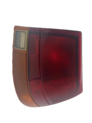 Conjunto de luces traseras Saturn serie S 1997-1999 cuarto derecho montado en panel Foto 1 de 2