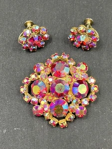 Vintage Weiss Signed Pink Aurora Borealis Rhinestones Brooch & Earrings Set - Foto 1 di 5