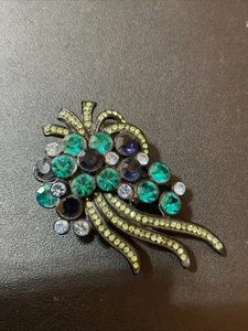 Vintage MEHRFARBIGE STRASS BROSCHE - MARINE/GRÜN/GELB FARBE - VIEL BLING - Bild 1 von 4