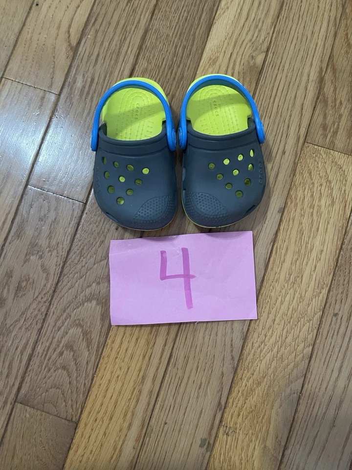 Серые/синие/желтые сабо Crocs для мальчиков размер 4 б/у в отличном состоянии - Изображение 1 из 1