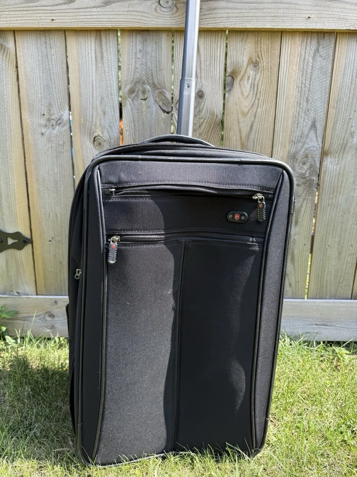 "Maleta de viaje Victorinox Werks negra 24"" con ruedas verticales ampliable" Foto 1 de 4
