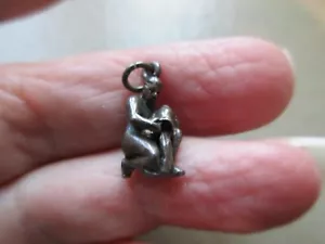 ANTICO CIONDOLO VINTAGE VECCHIO ARGENTO STERLING PORTA ACQUA ACQUARIO FOB UK - Foto 1 di 2