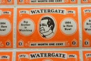 1970er Jahre Anti-Präsident Nixon Blatt mit 50 unbenutzten Briefmarken - Watergate BIG BROTHER - Bild 1 von 4
