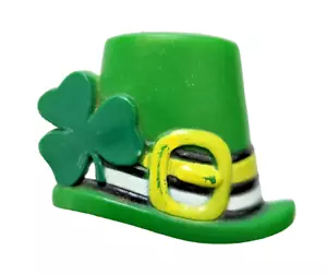PIN St Patrick Vintage HUT groß mit Schnalle & Kleeblatt 70er Kunststoff irische Brosche - Bild 1 von 2