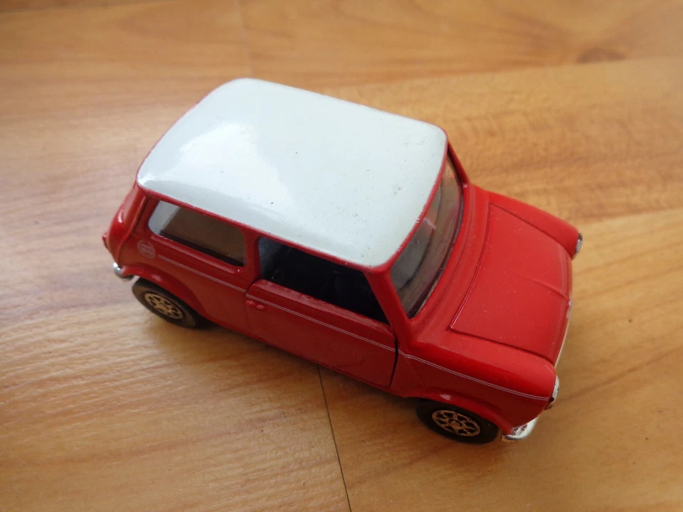 CORGI 1/36 CLASSIC SPECIAL RED MINI COOPER WITH WHITE ROOF DIECAST MODEL CAR - Image 1 of 1