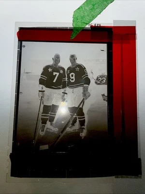 1965 NHL HOCKEY ORIGINAL NEGATIVE BOBBY HULL GORDIE HOWE PHOTO ALL-STAR AHL OHL - Image 1 of 4