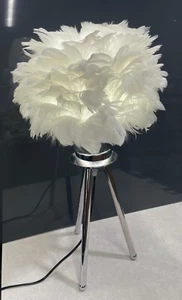 Feder Tischlampe - elegantes Tripod Design, weiches Leuchtlicht, Wohndeko - Bild 1 von 41