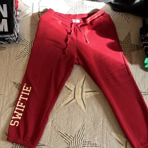 Taylor Swift Sweatpants "Swiftie" RED Size XL - Picture 1 of 3