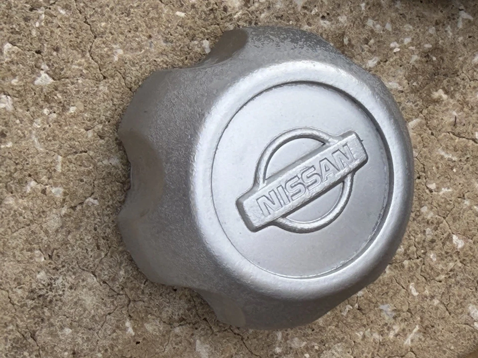 Nissan Frontier Xterra 1998-2004 tapa central plateada buje 40315-7Z100 clip roto Foto 1 de 4