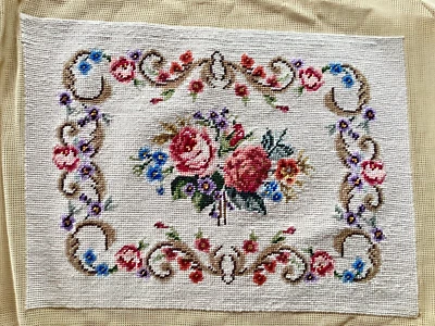 Tapisserie aux petits points panneau bouquet de fleurs, dim. 44 cm x 32,5 cm - Photo 1/4