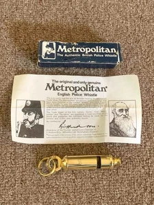 Silbato de latón Bobby 3" de colección británico The Metropolitan Police con caja original - Imagen 1 de 8