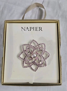 Napier rosa Kristall Blume Brosche Perle Mitte silberfarben 2 Zoll NEU IN BOX - Bild 1 von 7