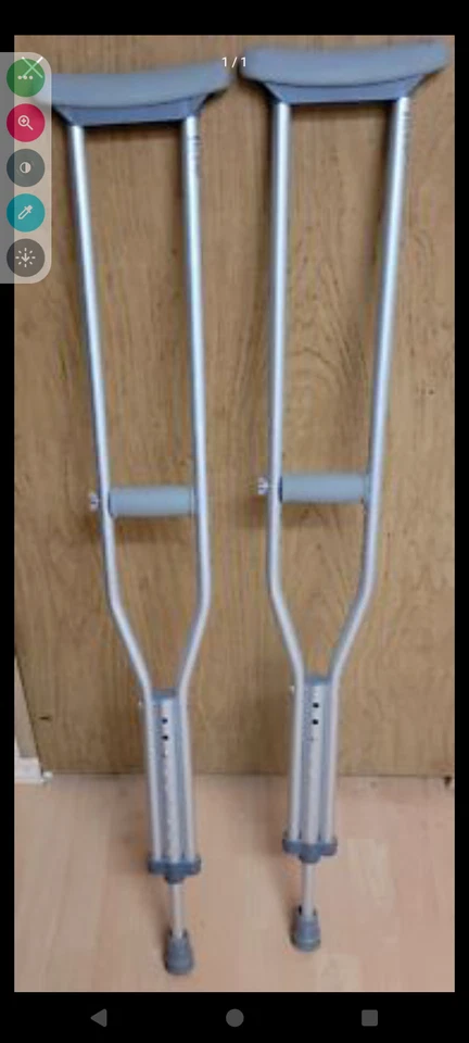 Muletas de aluminio para axilas McKesson para adultos - 5,2 a 5,10 pies Usuario Foto 1 de 1