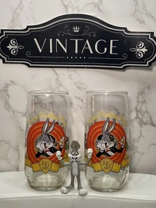 Giocattolo vintage 1990 BUGS BUNNY GLASS BUON COMPLEANNO 50° ANNIVERSARIO WARNER BROS Bugs - Foto 1 di 8