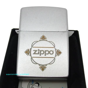ZIPPO Feuerzeug ZIPPO LOGO WITH ORNAMENT Satin Chrome Gravur NEU OVP stJ - Picture 1 of 2