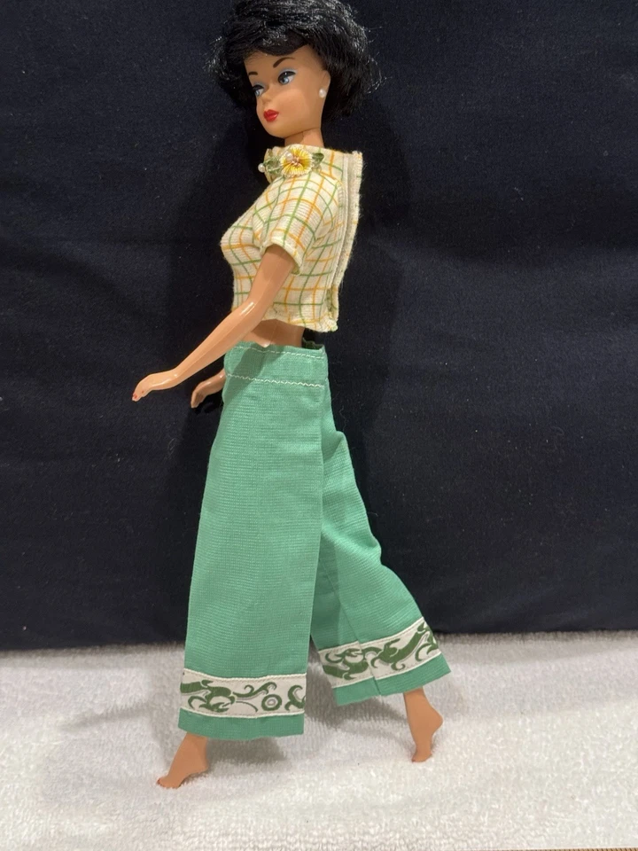 Calça Barbie estilo vintage floral verde amarela caseira sem boneca de propriedade de adultos - Imagem 1 de 4