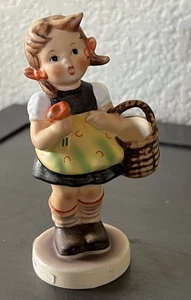 Hummel Goebel Sister # 98 270 1962 niña con cesta 4-3/4" con Alemania - Imagen 1 de 5