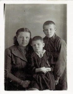 Foto soviética de 1930 de familia rusa madre hija hijo - Imagen 1 de 1