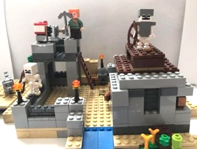 LEGO Minecraft: The Desert Outpost (21121) - Image 1 of 4