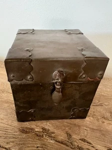 Mini baule vintage anni 70 in metallo colore ottone circa 4x4" (shv4) - Foto 1 di 15
