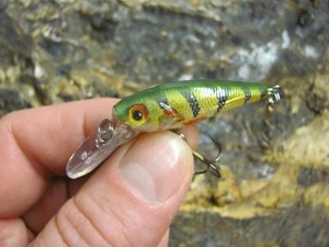 MISTRALL MINI WOBBLER ATTACKER 4 CM FARBE BARSCH - DÖBEL RAPFEN FORELLEN KÖDER - Bild 1 von 1