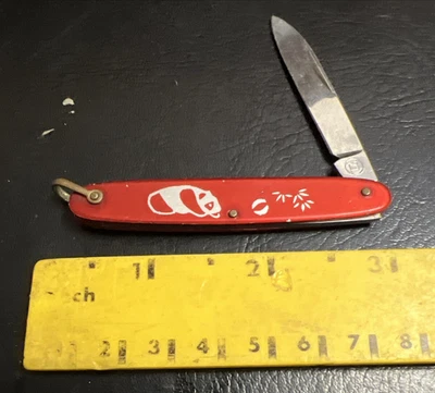 Cuchillo de bolsillo chino vintage Panda Goose rojo aluminio latón hoja única Foto 1 de 4