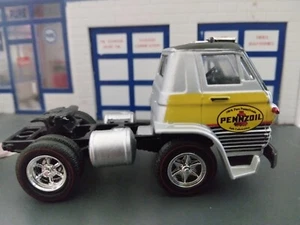 M2 Machines 2025 Auto Haulers PENNZOIL 1970 Dodge L600 COE GRAY R83 25-02 LOOSE - Picture 1 of 5