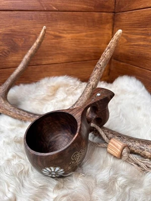 Taza Bushcraft tallada a mano de nogal negro Kuksa: incrustación de madreperla Foto 1 de 4