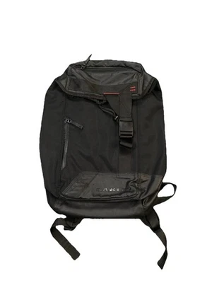 Mochila Oakley preta e vermelha com cordão fivela zíper vários compartimentos - Imagem 1 de 4