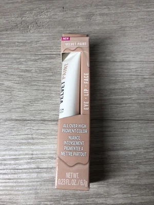 Pintura de terciopelo caramelo duro para ojos, labios y mejillas 2312 sabor champán Foto 1 de 3