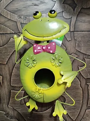 НОВАЯ лягушка с галстуком-бабочкой висячий металлический оловянный скворечник — милая! - Изображение 1 из 3