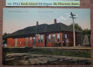aprox: 1912 Rock Island RR Depot, Mc Pherson, KANS. POSTAL LITOGRAFÍA COLOR ALEMANIA - Imagen 1 de 2