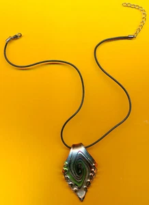 Glasanhänger mit Kette  "Blatt" silbergrau, braun, grün - Bild 1 von 1