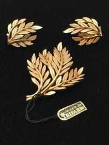 Vntg Jewels by Trifari Brooch Earring Set Clip On Gold Tone Leaves Original Box - Picture 1 of 11