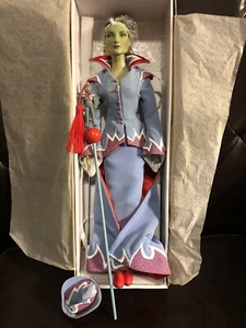 Tonner 2005 Zauberer von Oz 16" böse Hexe Puppe in "FAO Schwartz Trunk Outfit" - Bild 1 von 6