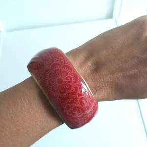 Chunky Patterned Red / Bronze Tone Metal Bangle Paisley Floral gift - Picture 1 of 8