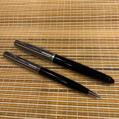 ВИНТАЖНЫЙ 60-Х PARKER 21 ЧЕРНЫЙ ПЕРЬЕВАЯ РУЧКА И КАРАНДАШ КОМПЛЕКТ, НОВЫЙ ИЗ СТАРЫХ ЗАПАСОВ, ПОСМОТРЕТЬ - Изображение 1 из 4