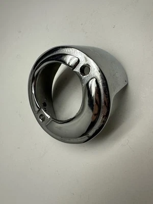 Soporte de montaje de luz de señal de giro delantera Porsche 356 - lado derecho. Foto 1 de 4