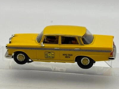 TAXI BAUER MERCEDES BENZ 230 W110 NY CITY CABINA AMARILLA Foto 1 de 4