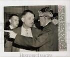 1957 Press Photo James Cox and Polk Shelton confer at Austin court. - hpw19832