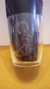 Vaso/vidrio vintage Rosenthal Raymond Peynet grabado "chica en medias" - LEER - Imagen 1 de 9
