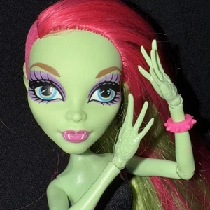 Monster High VENUS McFLYTRAP Music Festival Doll w/ Dress Shoes & Bracelet - Foto 1 di 17