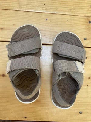 Sandalias Keen Footwear 9 para niños pequeños con correas bronceadas gancho y lazo punta abierta ajuste de lona Foto 1 de 4