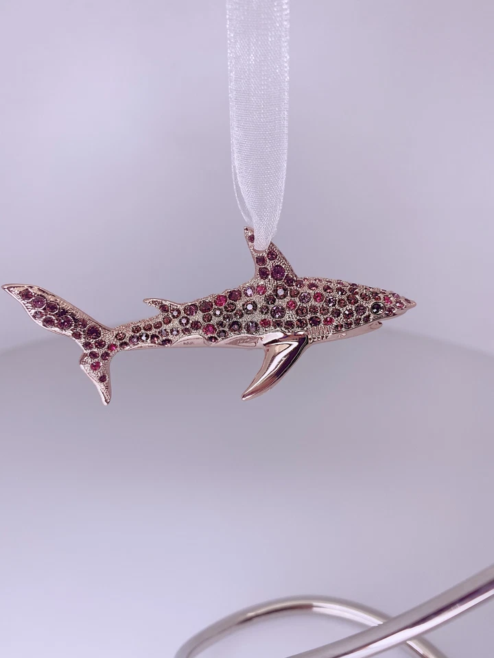 限量版 - 施华洛世奇TM鲨鱼装饰品带定制雕刻丈夫和妻子 — 第 1/1 张图片