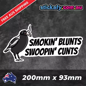 Smokin' Blunts Swooping C*nts Sticker - Funny Laptop Car Window Bumper JDM Decal - Foto 1 di 4