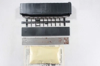 HO Athearn Undecorated 50ft Plug Door Box Car New Unassembled Kit - Image 1 of 4